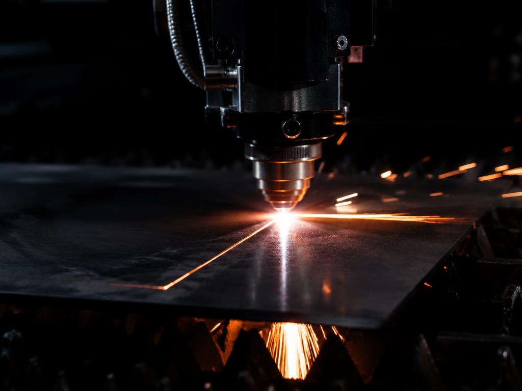 Cabeçote de corte a laser cortando chapa metálica